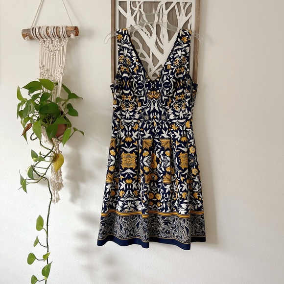 Vince Camuto Dresses & Skirts - Vince Camuto Sleeveless Floral Dress Size 12
